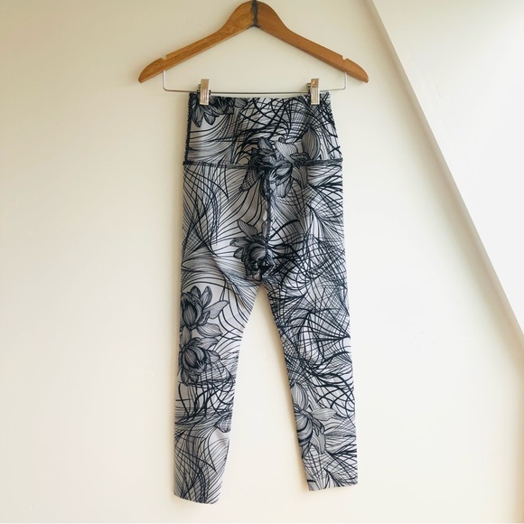 Beyond yoga size small gray black lotus leggings highrise floral | S - Picture 5 of 9